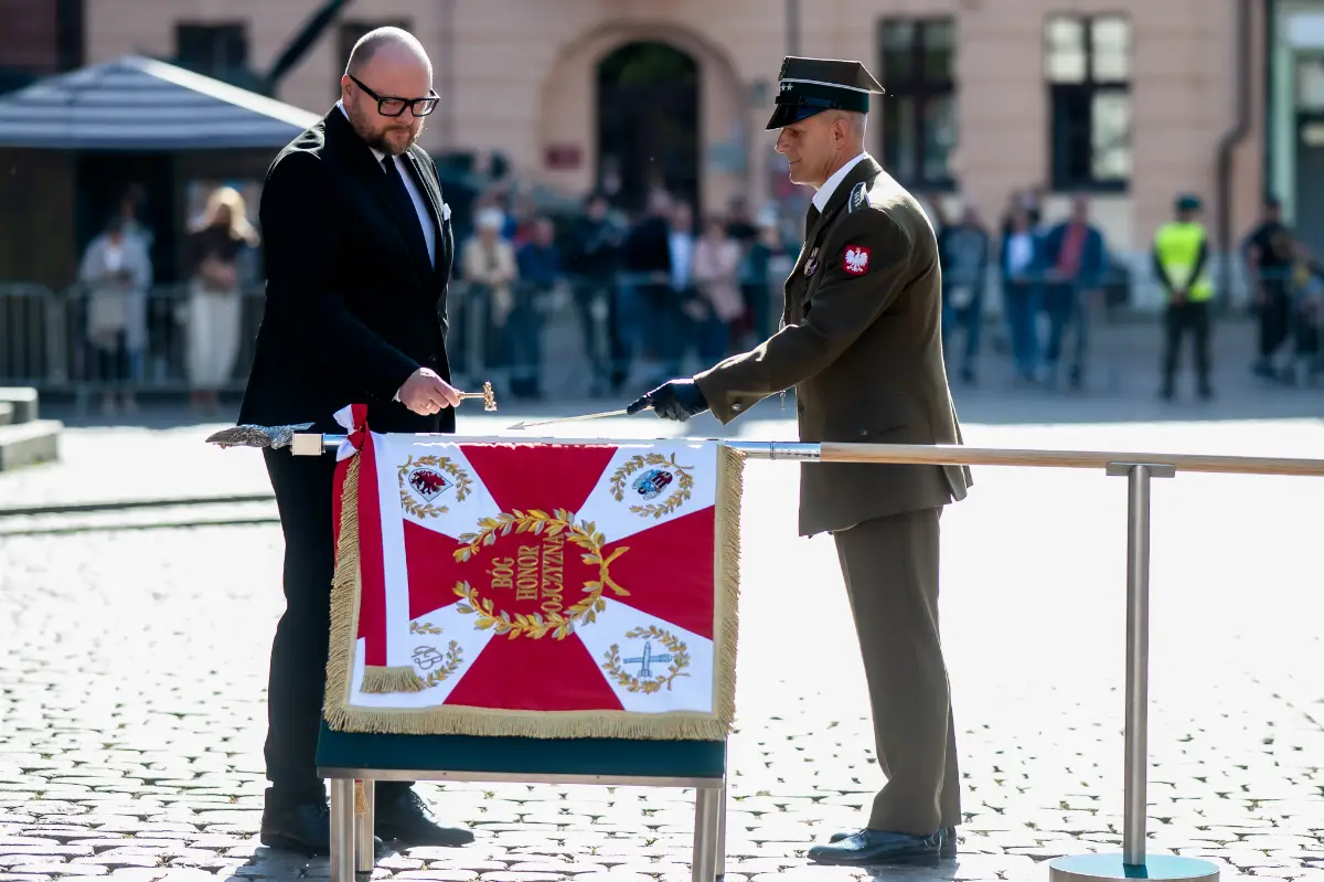 Uroczystość wręczenia nowego sztandaru Centrum Szkolenia Wojsk Rakietowych i Artylerii