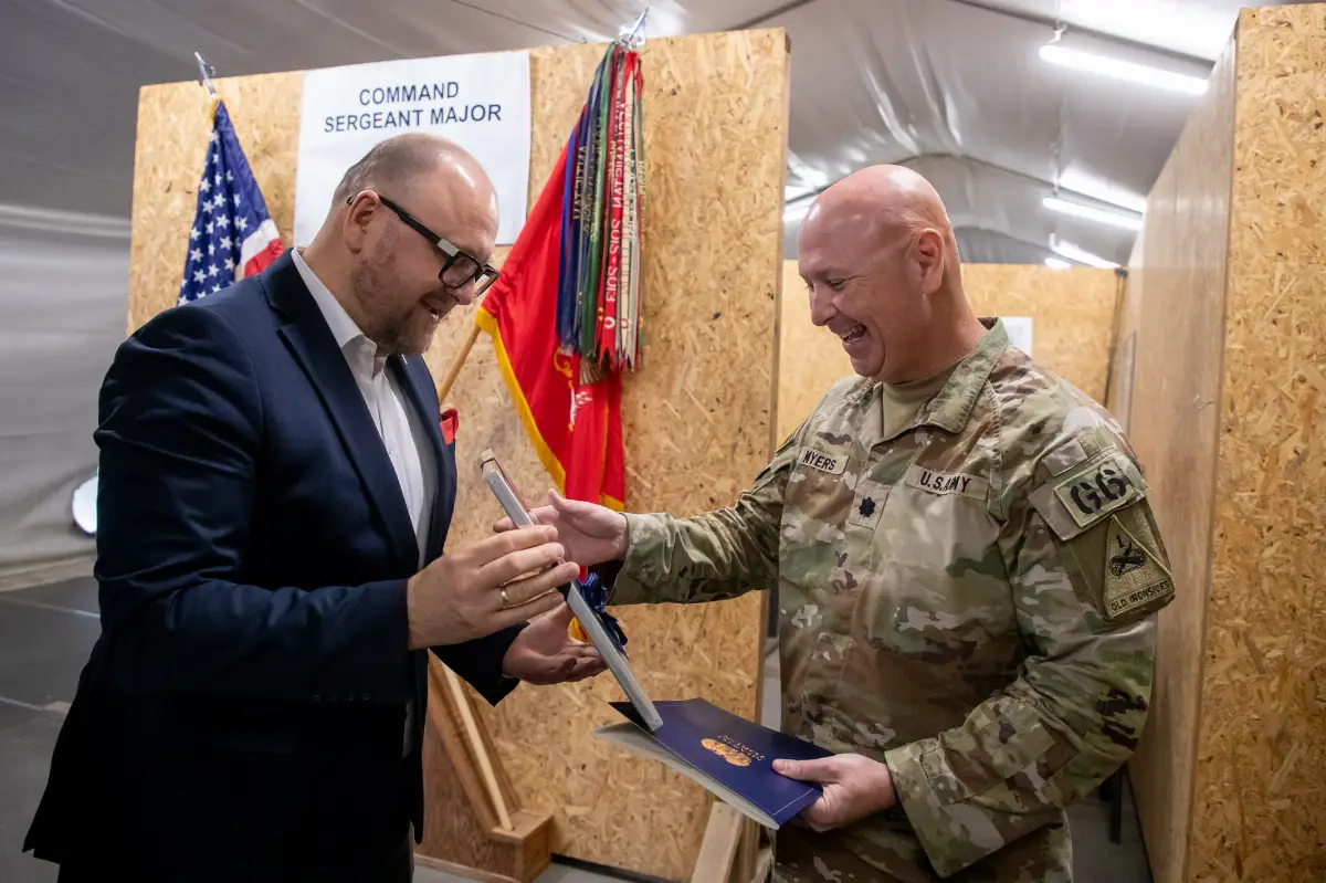 Prezydent Torunia składa życzenia żołnierzom US Army z okazji jubileuszu