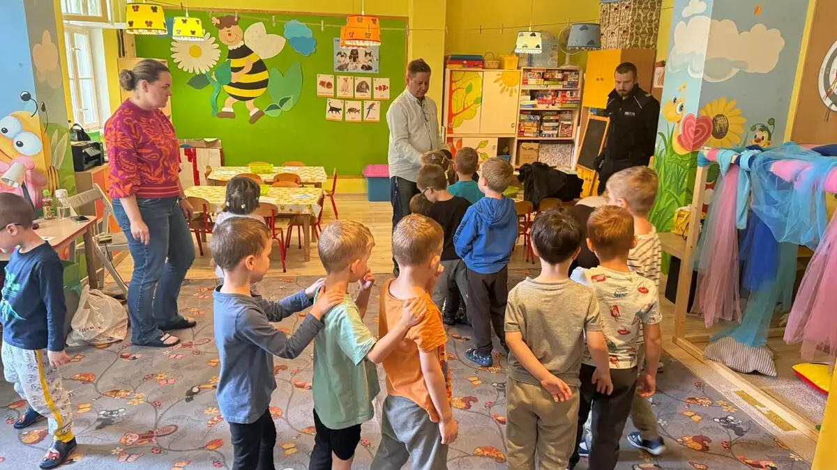 Spotkanie toruńskich policjantów z przedszkolakami z „Bajkowego Dworku”