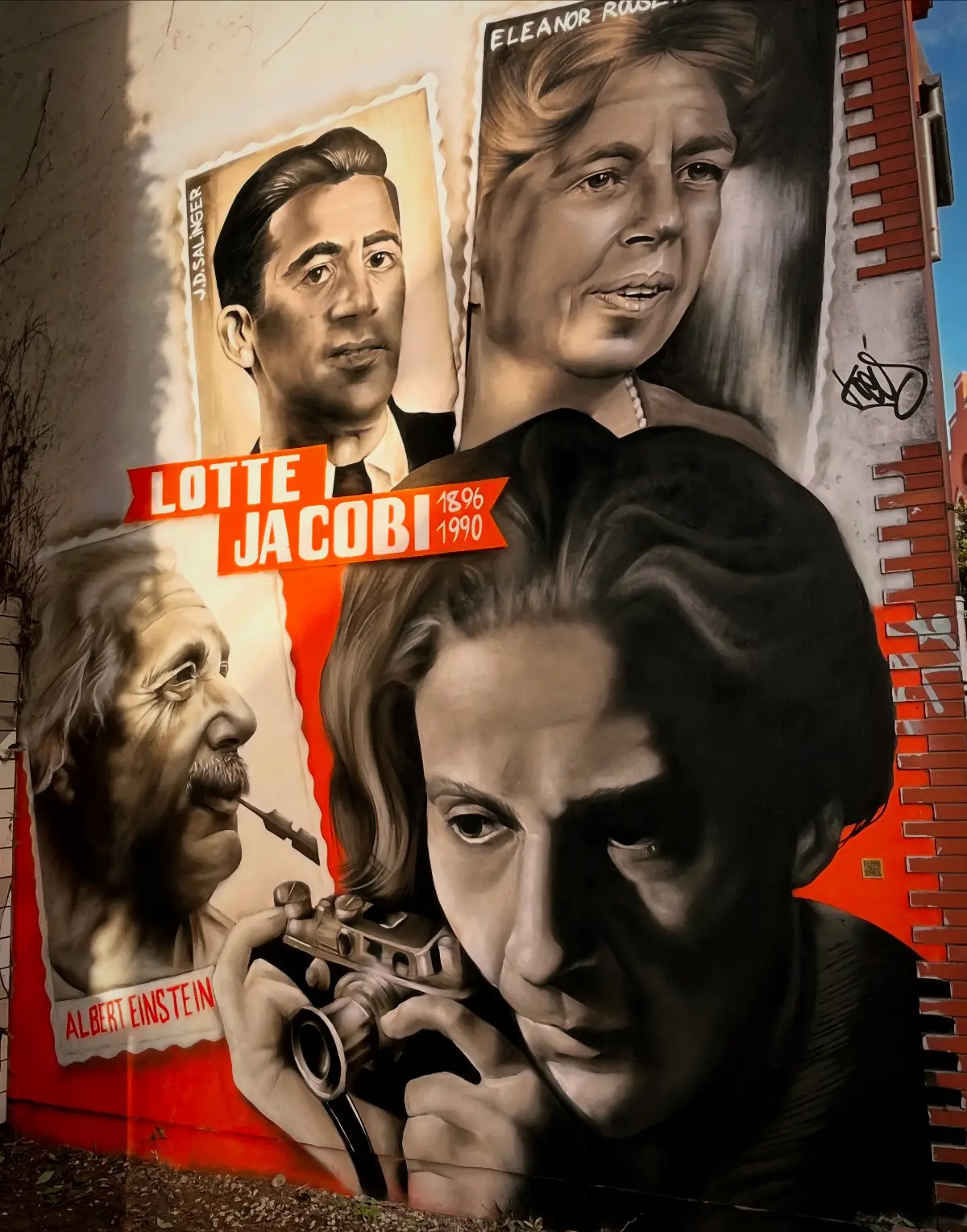 Mural upamiętniający Lotte Jacobi odsłonięty w Toruniu