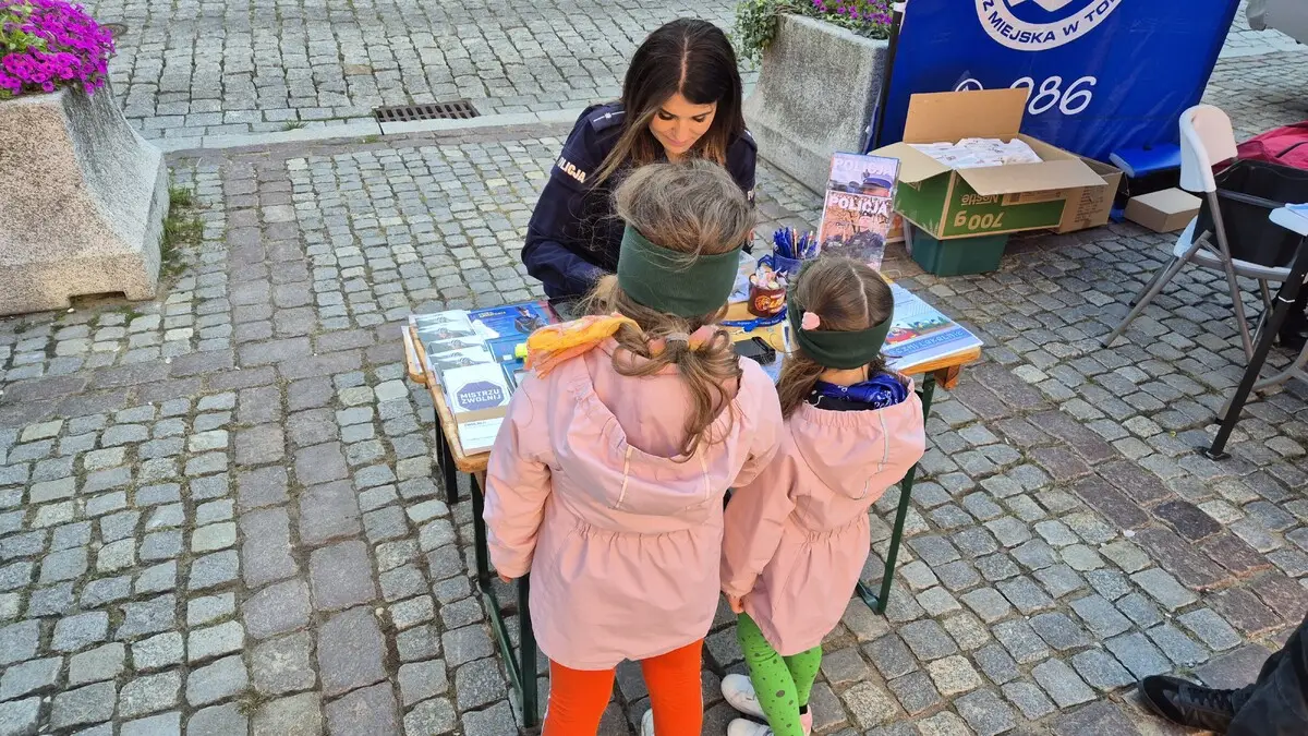 Festiwal "Sprzątanie Świata z MPO" z uczestnictwem policjantek z Torunia