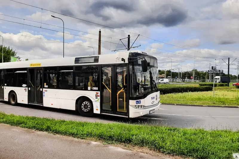 Autobusy wracają na stałe trasy na ulicy Wapiennej