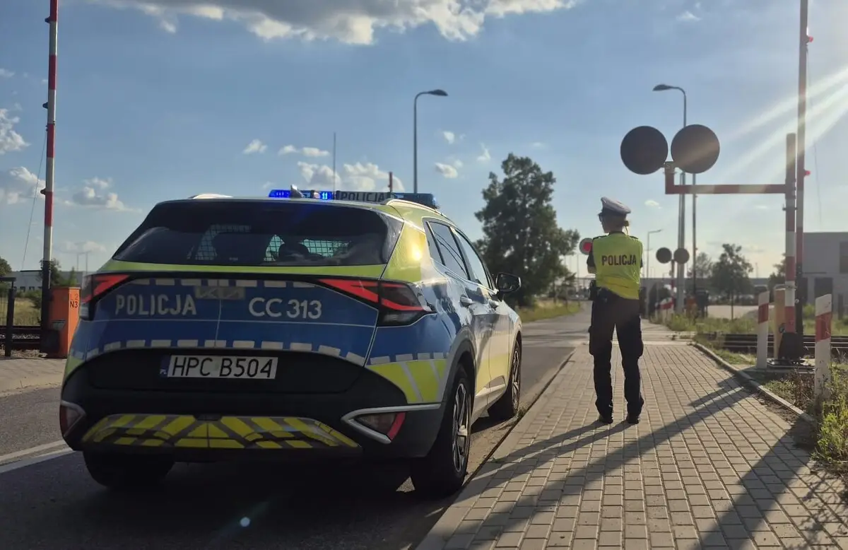Cykliczne kontrole przejazdów kolejowych przez policję drogową w Toruniu