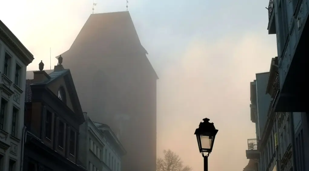 Ostrzeżenie przed gęstą mgłą w Toruniu
