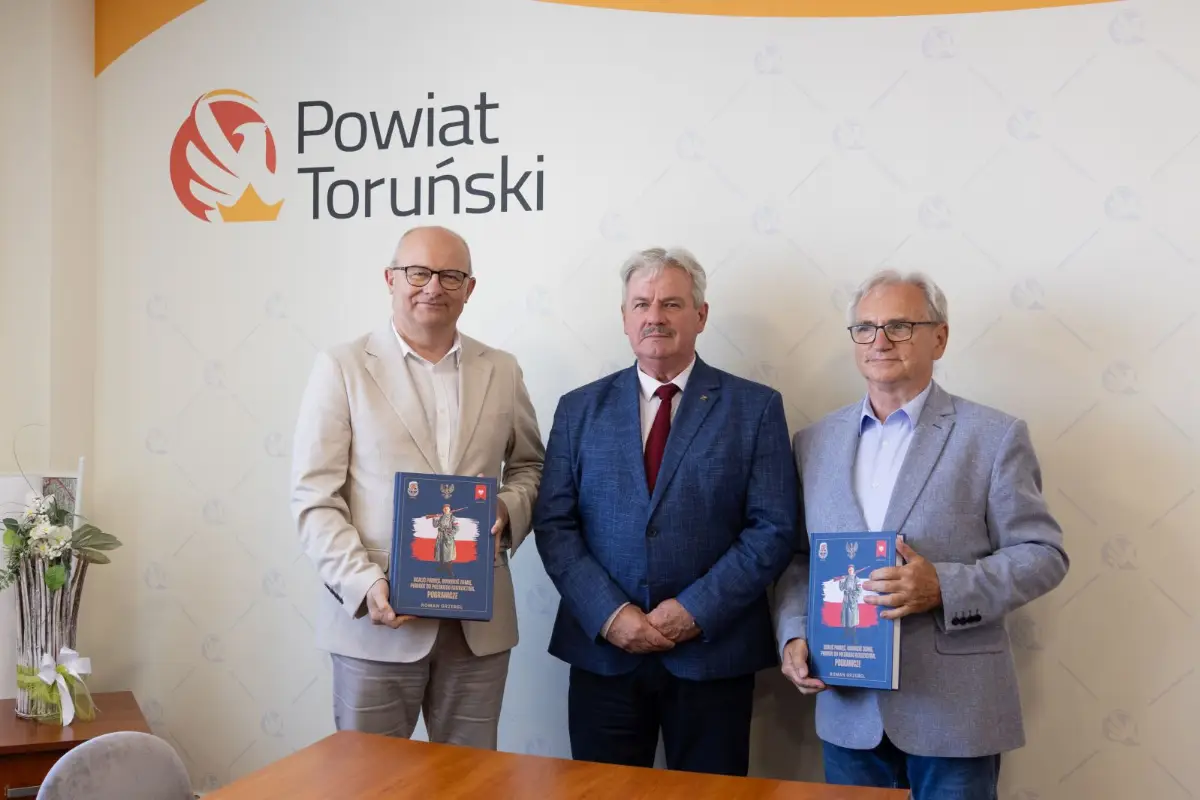 Roman Grzebel, autor książki o Powstaniu Wielkopolskim, odwiedził Starostwo Powiatowe w Toruniu